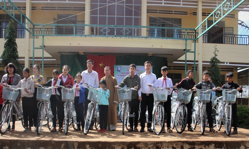 SV388 Fun tặng xe đạp cho học sinh khó khăn hiếu học